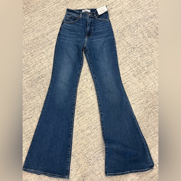 Brand new, tags attached, Abercrombie The Flare, Ultra High Rise jeans. 25L/0L - Picture 2 of 5